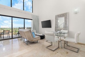 Smart TV - Modern 2BR 2BA Condo on Top Floor w/ Amazing Views (Noord)