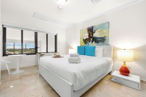 2 bedrooms, iron/ironing board, WiFi - Modern 2BR 2BA Condo on Top Floor w/ Amazing Views (Noord)