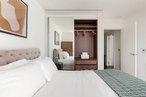Tabla de planchar con plancha, wifi y ropa de cama 