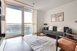 TV, stereo - Blueground | South Quays, fitness center, nr Thames (London)
