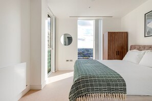 Iron/ironing board, WiFi, bed sheets - Blueground | South Quays, fitness center, nr Thames (London)