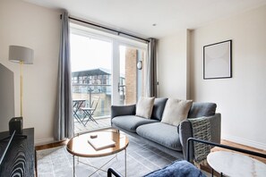 TV, stereo - Blueground | Nine Elms, balcony, nr Battersea Park (London)
