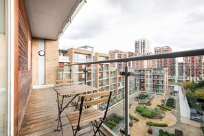 Outdoor dining - Blueground | Nine Elms, balcony, nr Battersea Park (London)