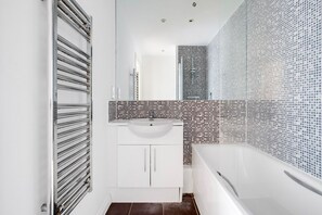 Hair dryer, towels - Blueground | Nine Elms, balcony, nr Battersea Park (London)
