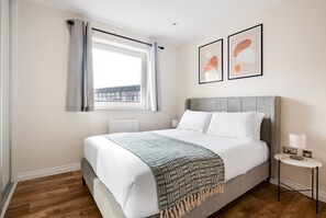 Iron/ironing board, WiFi, bed sheets - Blueground | Nine Elms, balcony, nr Battersea Park (London)