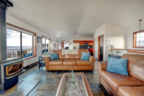 TV, books - Westport Waves Beach House (Westport)