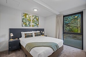 2 bedrooms, iron/ironing board, travel crib, WiFi - Arawata Alpine Views - 2BDRM luxury (Queenstown)