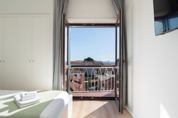 3 عدّة غرف نوم ومكواة/لوح كي وواي فاي مجانًا وملاءات أسرّة