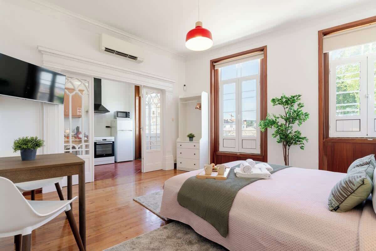 1 quarto, ferros/tábuas de passar roupa, berço de viagem