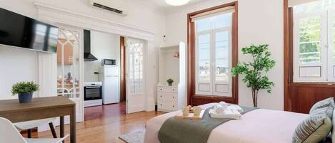 1 quarto, ferros/tábuas de passar roupa, berço de viagem