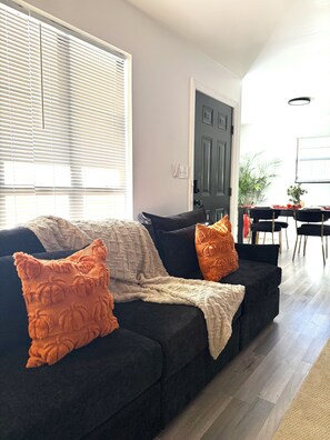 Smart TV - Cozy Fall Retreat Near Uptown and Hot tub (Charlotte)