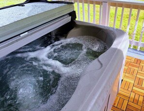 Outdoor spa tub - Cozy Fall Retreat Near Uptown and Hot tub (Charlotte)