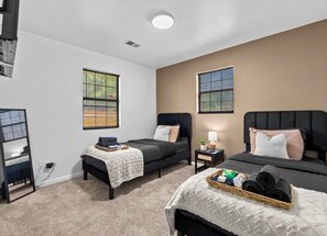 3 bedrooms, iron/ironing board, WiFi, bed sheets - Cozy Fall Retreat Near Uptown and Hot tub (Charlotte)