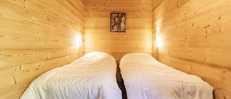 4 bedrooms, iron/ironing board, free WiFi