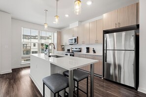 Private kitchen - Chic 2br apartment in West Midtown Free Parking Washer & Dryer (Atlanta)