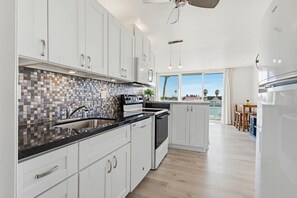 Fridge, microwave, oven, stovetop - Steps to Ocean * Heart of Mission Beach * SeaWorld Views (San Diego)