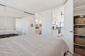 1 bedroom, iron/ironing board, free WiFi, bed sheets - Steps to Ocean * Heart of Mission Beach * SeaWorld Views (San Diego)