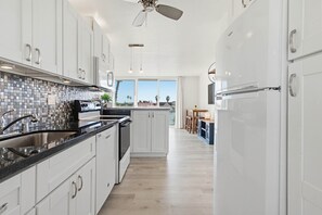 Fridge, microwave, oven, stovetop - Steps to Ocean * Heart of Mission Beach * SeaWorld Views (San Diego)