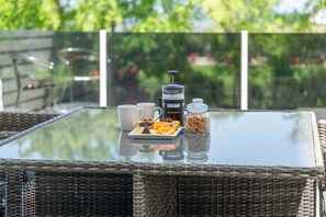 Outdoor dining - Stay Central Taupo - right in Taupo's CBD! (Taupo)