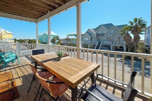 Outdoor dining - Steps to Beach | Community Pool & Hot Tub | Spacious Family Retreat | BEACHBALL PROPERTIES (Gulf Shores)
