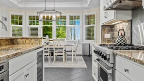 Kylskåp, mikrovågsugn, ugn och spishäll