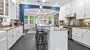 Kylskåp, mikrovågsugn, ugn och spishäll