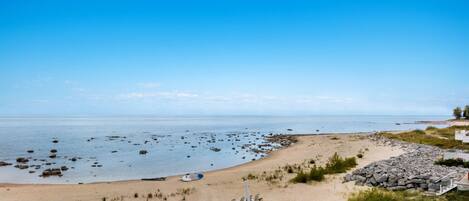 Beach nearby, sun loungers, beach towels