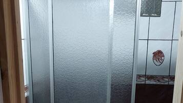 Toalhas de banho, sabonete, papel higiênico