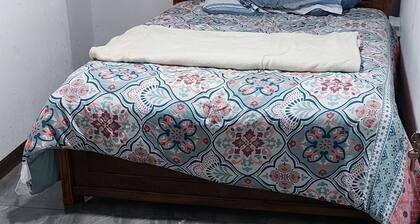 Cuarto muy comodo en casa de habitación