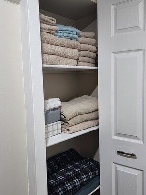 Interior - Cozy Home in Heart of Bridgwater, Winnipeg - Home away from home! (Winnipeg)