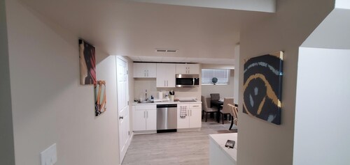 Cozy Home in Heart of Bridgwater, Winnipeg - Home away from home!