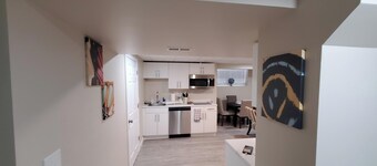 Cozy Home in Heart of Bridgwater, Winnipeg - Home away from home!