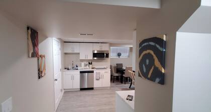 Cozy Home in Heart of Bridgwater, Winnipeg - Home away from home!