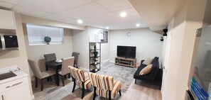 Living area - Cozy Home in Heart of Bridgwater, Winnipeg - Home away from home! (Winnipeg)