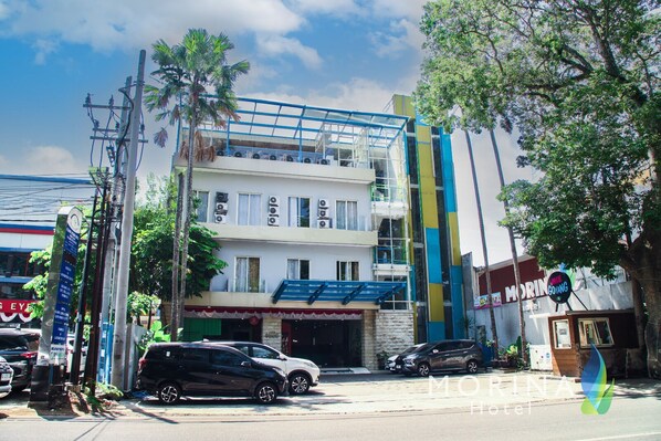 Vista frontal de la propiedad