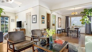 Interior - Spanish Revival Charm in Silver Lake w/ Patio, BBQ & Walkable Location Maltman Manor by Avantstay (Los Angeles)