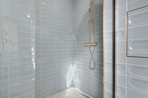 Hair dryer, towels - Blueground | Chaillot, view, nr Trocadéro (Paris)