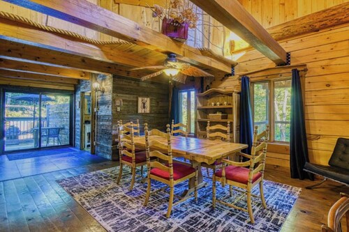 Grenville Gem: Luxury Chalet,Pool & Jacuzzi Oasis