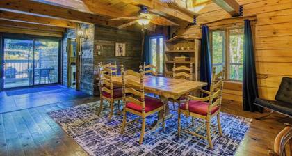 Grenville Gem: Luxury Chalet,Pool & Jacuzzi Oasis