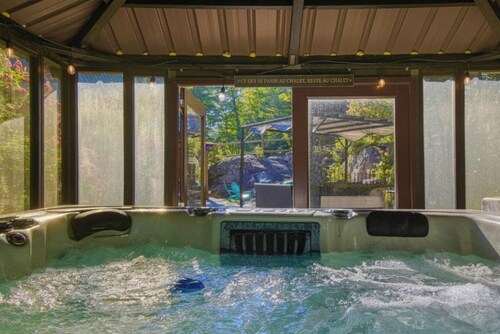 Grenville Gem: Luxury Chalet,Pool & Jacuzzi Oasis