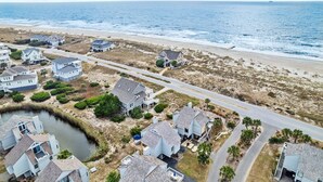 Zona residencial costera con casas, una playa y una masa de agua.