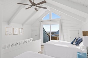 Tabla de planchar con plancha, wifi y ropa de cama 