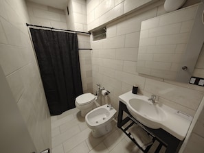 Toallas, jabón, papel de baño