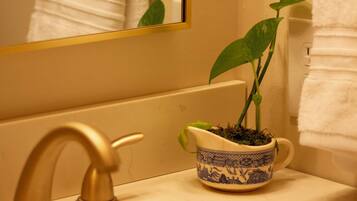 Handtücher, Seife, Toilettenpapier