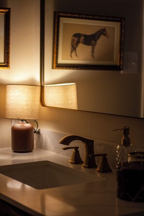 Pyyhkeet, saippua, vessapaperi