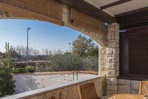 Property grounds - Holiday apartment with covered terrace with sea view (Novigrad)