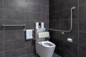 淋浴设施、吹风机、毛巾、肥皂