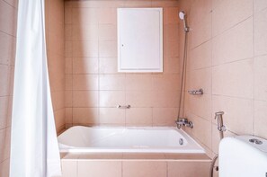 Bathroom - Blueground | JLT, pool, nr Lake (Dubai)