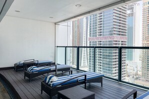 Property grounds - Blueground | JLT, pool, nr Lake (Dubai)