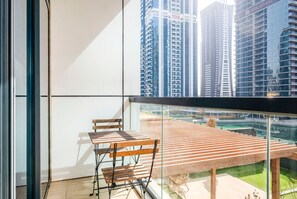 Outdoor dining - Blueground | JLT, pool, nr Lake (Dubai)